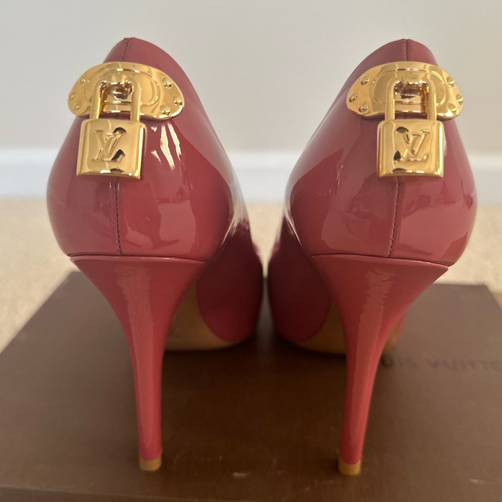 AUTHENTIC Louis Vuitton Lock Peep Toe Pumps Size 35 Mauve Pink